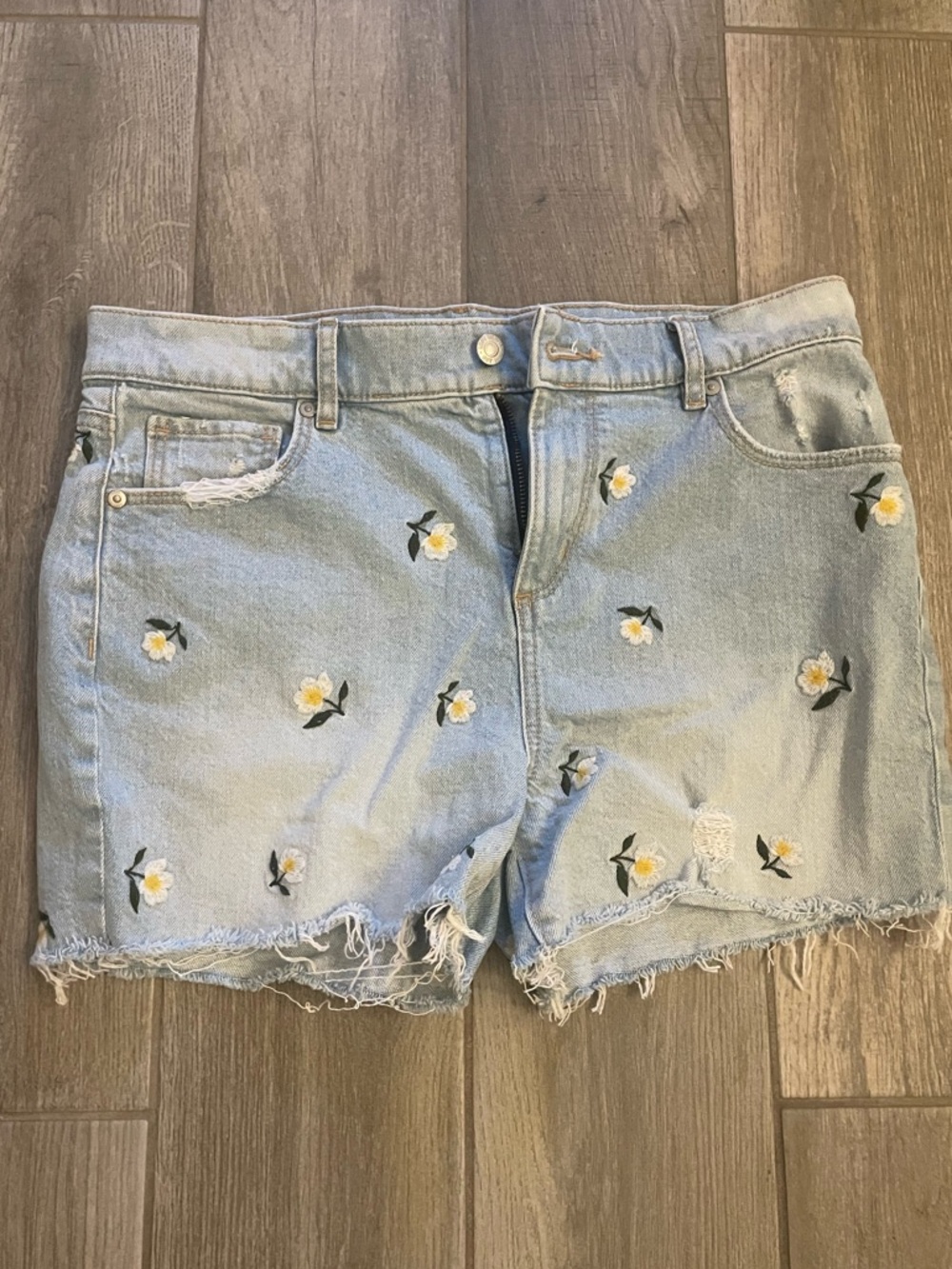 Loft light blue denim shorts with daisy print. Sz 27